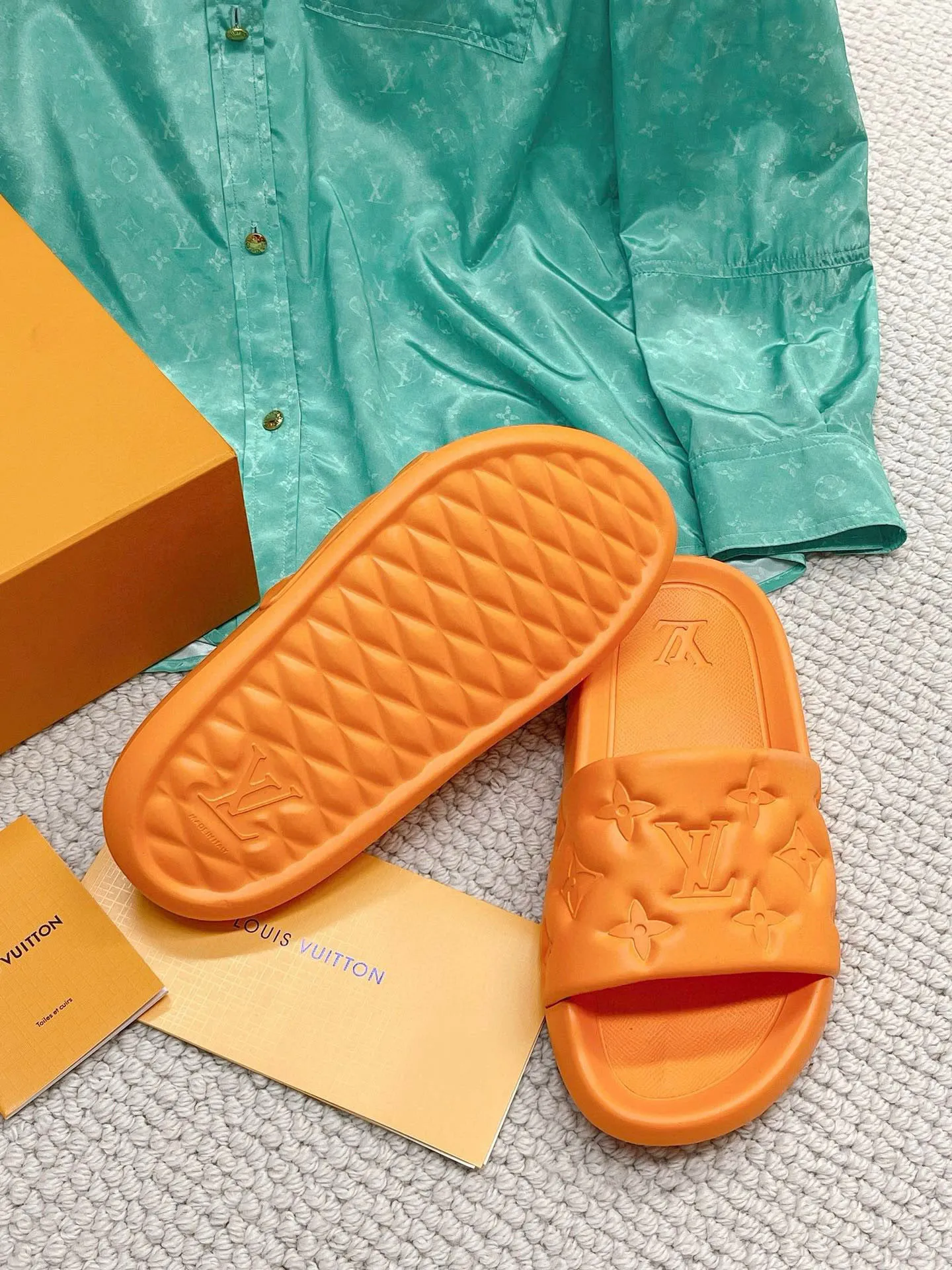 Factory price: 260💰【𝐋𝐕 Slippers】▪️Shoe size: Men's 38-45 ▪️Packaging: Counter top quality~original packaging 𝟐𝟎𝟐3 Louis Vuitton counter's new embossed slippers, L's monogram embossed slippers, Waterfront sandals are back, the upper buckle is embossed with LV's iconic Monogram pattern. Made of waterproof rubber with a comfortable and resilient insole. The lightweight, flexible outsole is embossed with the Louis Vuitton logo. ▪️Fabric: Original molded rubber foam surface ▪️Technology: embossed logo ▪️Sole: Original molded rubber foam outsole ▪️Sole thickness: 3CM.